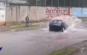 carro cayendo en un hoyo
