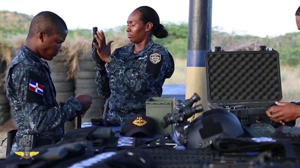 Presidente Luis Abinader entrega vehículos, equipos y avituallamientos a miembros de las FFAA
