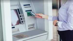 mujer retirando del cajero