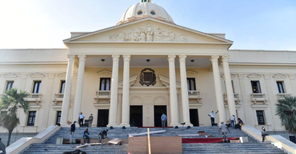 El escenario donde Abinader hablará está en los toques finales