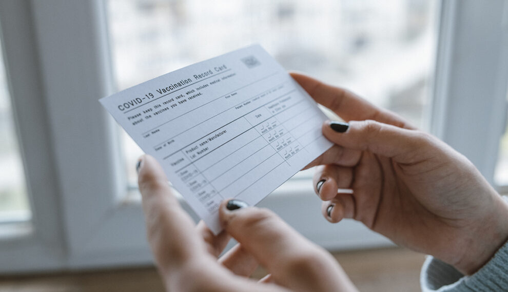 Una pareja fue apresada por viajar con tarjeta de vacunación falsa, en Hawai