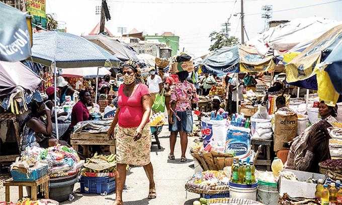Haitianos acuden en masa a mercado fronterizo