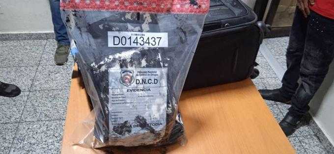 Arrestan en el AILA a hombre que pretendía viajar a Madrid con 3.35 kilos de cocaína en una maleta