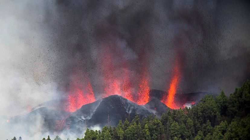 Volcán Madre Vieja provoca cancelaciones de vuelos en aeropuerto de La Palma