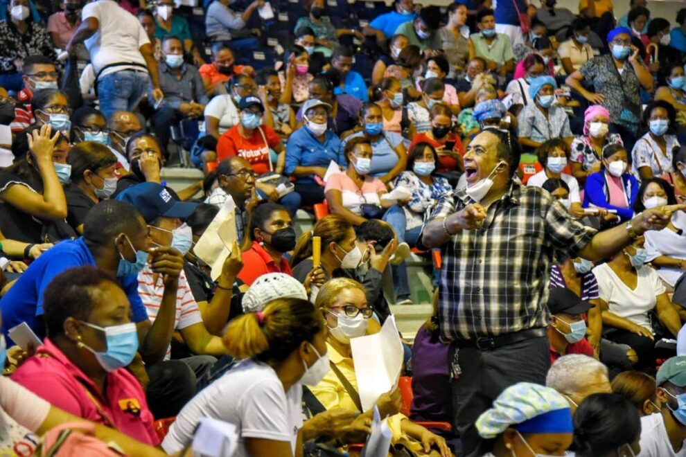 Entre golpes, patadas y empujones sector Salud paga con cheques