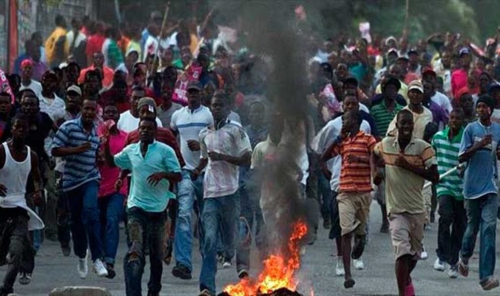 Haitianos protestan en las calles contra el alza en los combustibles