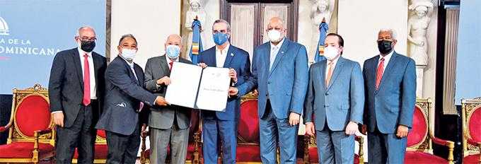 Abinader entrega el Premio Nacional de Periodismo 2021