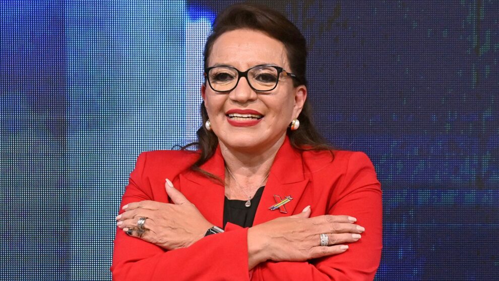 Xiomara Castro recibe credencial como presidenta
