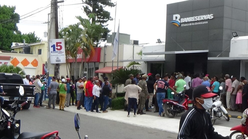 Bancos cambiarán temporalmente horarios para evitar propagación covid-19