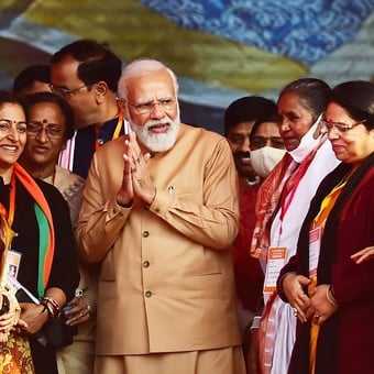 La cara del primer ministro en certificados covid mantiene polémica en India