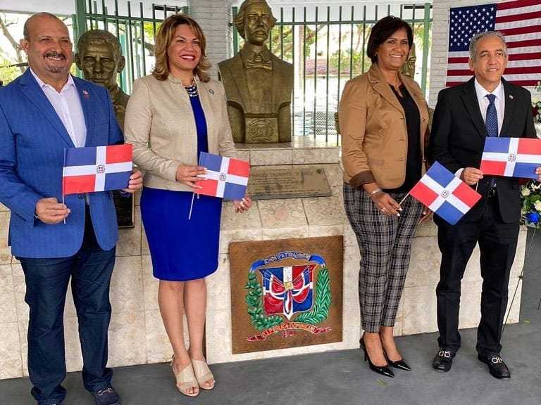 Consulado dominicano e INDEX-PR depositan ofrenda aniversario natalicio Juan Pablo Duarte