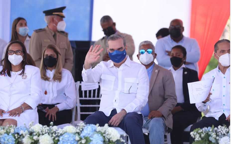 Abinader deja iniciado el Mes de la Patria y asiste a varios actos en SFM