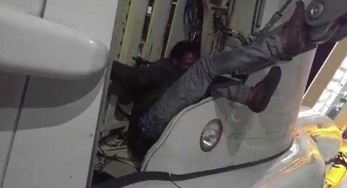 El polizón que tragó plástico y bebió orina para sobrevivir en travesía