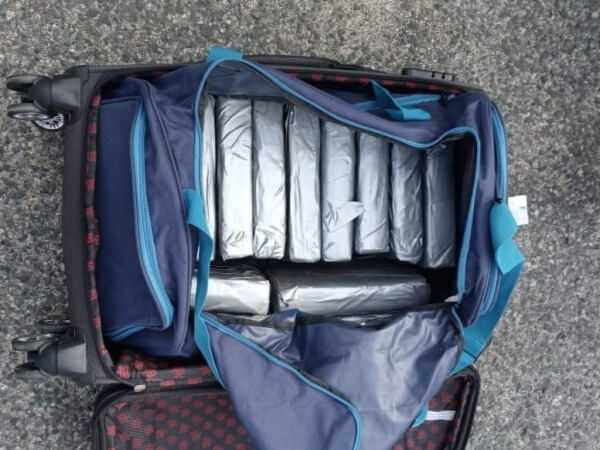 Apresan a dos e incautan 14 paquetes presumiblemente cocaína en Aeropuerto de Punta Cana