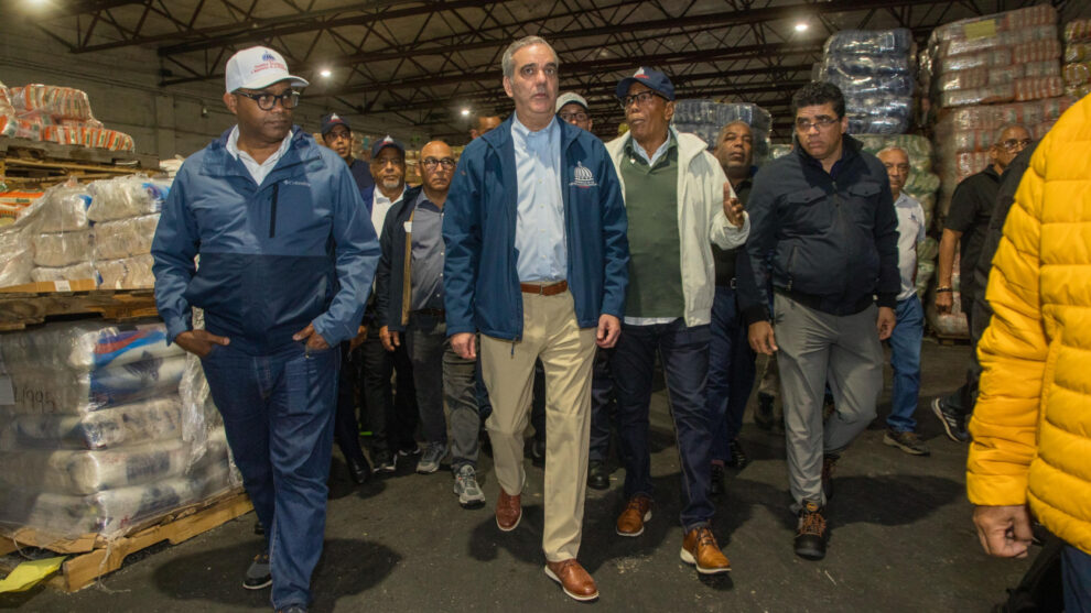 “Abinader visita zonas afectadas por Melissa y promete acelerar plan de reconstrucción.”