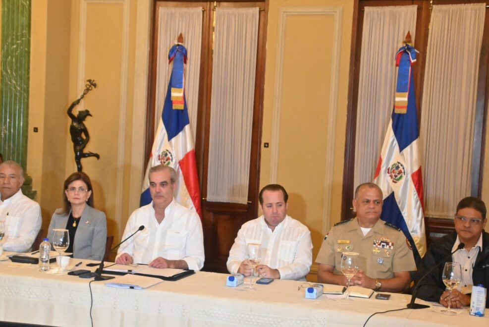 Varias provincias en alerta roja; Gobierno dispone reducción de horario laboral y suspensión de docencia por paso de Melissa