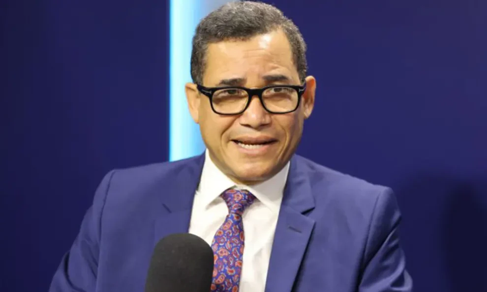 Ministro de Trabajo, Eddy Olivares, consideró una ventaja la inclusión del domingo como día laborable