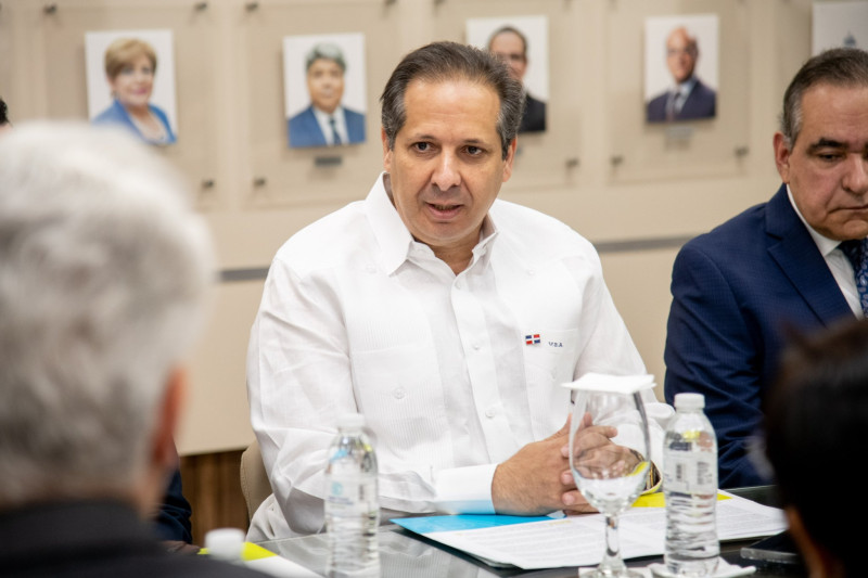 “Salud Pública afirma no hay sospechas de cólera en el país ante brote en Haití.”