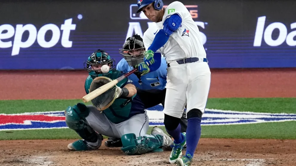 “En la escena internacional: Toronto Blue Jays avanzan a la Serie Mundial tras jonrón decisivo de George Springer”