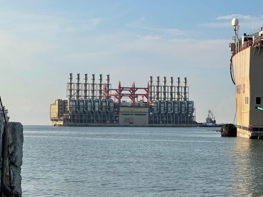 Consejo Unificado de las EDE explica cambio de barcaza eléctrica a Azua