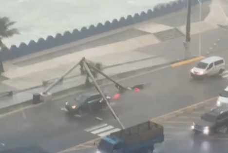 Huracán Melissa provoca caída de semáforo en la avenida 30 de Mayo, Santo Domingo