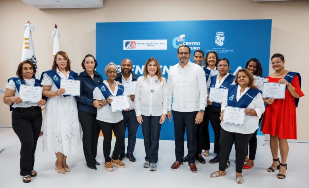Carolina e Inaguja entregan 108 certificados a personas capacitadas en el Centro Futuro