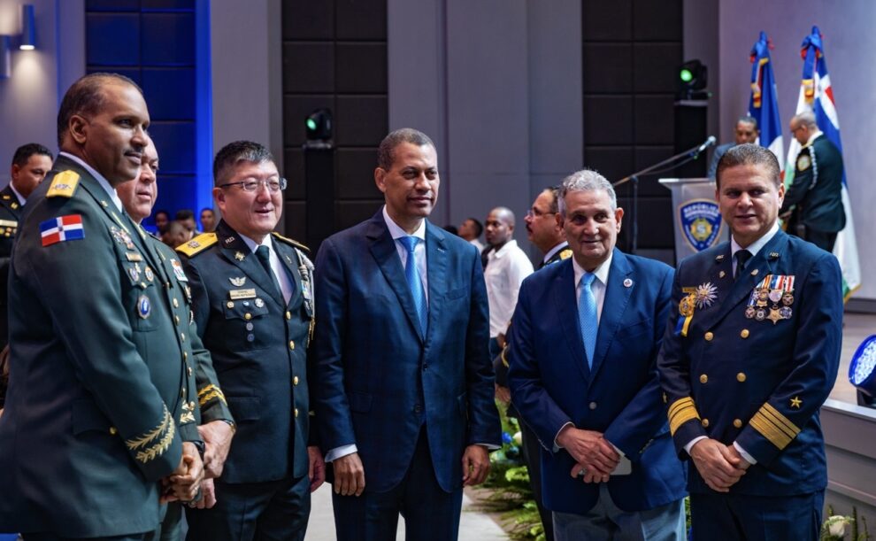 Gómez Mazara recibe Medalla al Mérito Policial por sus aportes en materia tecnológica a la institución del orden