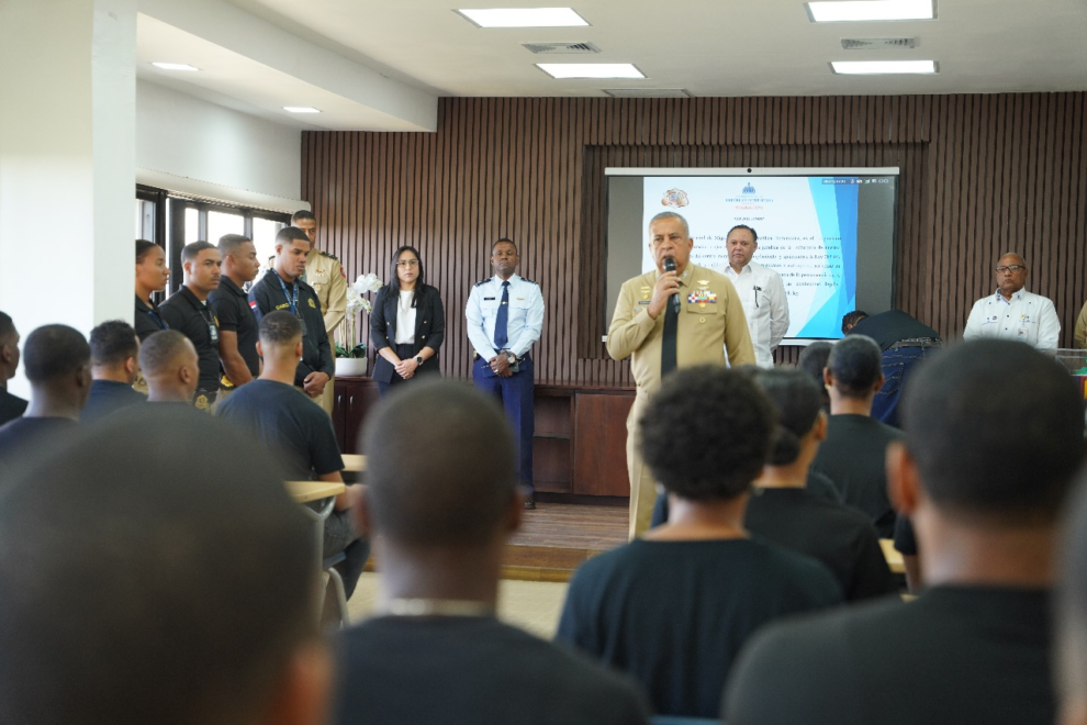 DGM y vicealmirante Luis Rafael Lee Ballester anuncian medidas para regular zonas y sectores laborales de extranjeros