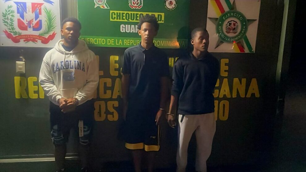 Apresan a tres hombres con más de 10,000 cigarrillos de contrabando a bordo de motocicletas en San Juan de la Maguana