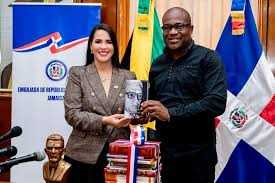 Embajada Dominicana dona 509 libros a la UWI en Jamaica: la más grande hecha por una misión diplomática