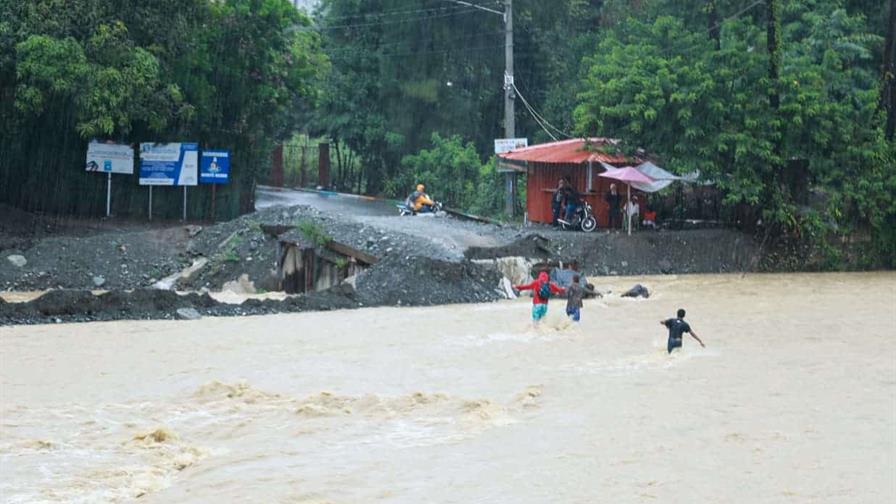 “Huracán Melissa deja un muerto, comunidades incomunicadas y más de 1 millón sin agua en RD.”