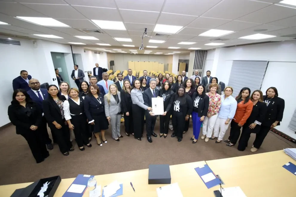 Leonel Fernández respalda reforma busca reducir feminicidios