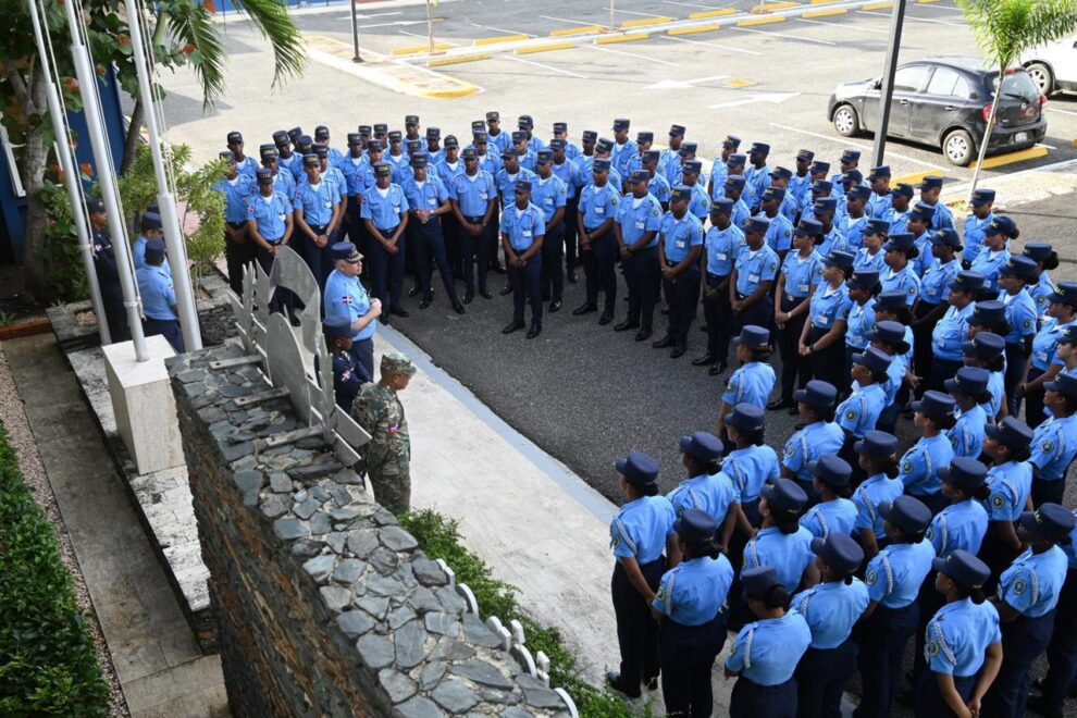 El Cuerpo Especializado en Seguridad Aeroportuaria y de la Aviación Civil (CESAC) informó la implementación de un dispositivo especial de reforzamiento de las medidas de seguridad en todas las terminales aeroportuarias del país, con motivo del aumento significativo del flujo de pasajeros, equipajes y operaciones aéreas propio del período navideño.