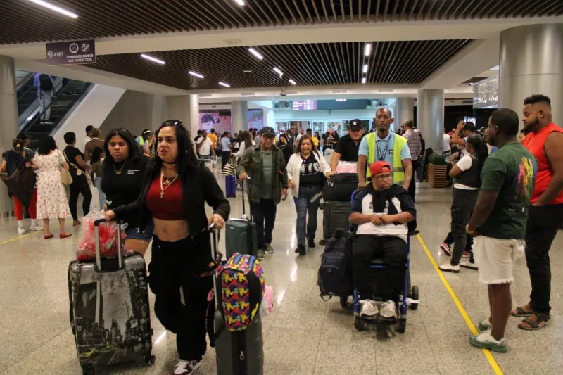 Migración reporta récord de llegadas de dominicanos residentes en el exterior Aeropuertos de Punta Cana y Las Américas registran alta afluencia previo a Navidad