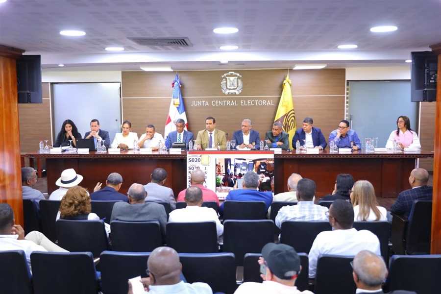 JCE presenta avances del cambio de la nueva cédula a partidos políticos